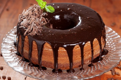 Bolo de caf&eacute; com cobertura cremosa de chocolate, a receita perfeita para celebrar o Dia Mundial do Caf&eacute; com sabor e aroma. -  (crédito: Divulga&ccedil;&atilde;o/&Aacute;gua Doce Sabores do Brasil)