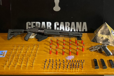 Foram apreendidas duas pistolas calibre 9mm, uma espingarda calibre 12, além de munições -  (crédito: PMMG/Reprodução)