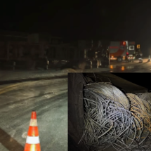 Carreta carregada de arame tomba e provoca congestionamento na BR-381 - Redes Sociais/Reprodução