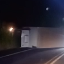 Caminhão tomba e interdita parcialmente a BR-262, em MG - Redes Sociais/Reprodução