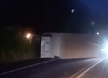 De acordo com as informações iniciais, um caminhão baú de pequeno porte tombou na pista por motivos ainda desconhecidos -  (crédito: Redes Sociais/Reprodução)