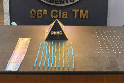 Os suspeitos foram presos com 110 pinos de cocaína, 86 pedras de crack e R$ 153 em dinheiro -  (crédito: PMMG/Reprodução)