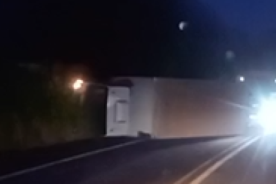 De acordo com as informações iniciais, um caminhão baú de pequeno porte tombou na pista por motivos ainda desconhecidos -  (crédito: Redes Sociais/Reprodução)