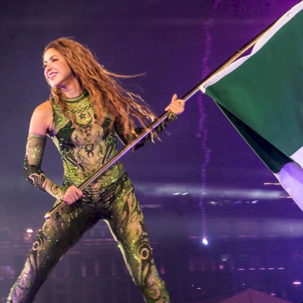 Fãs de Shakira lotam as areias de Copacabana para ver ensaio