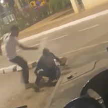 Vídeo: dois são presos por garrafadas em homem em Patos de Minas - ReproduÃ§Ã£o/Redes Sociais
