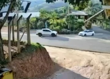 O suspeito colidiu contra outro veículo que saía de um condomínio às margens da rodovia, mas continuou a tentativa de escapar -  (crédito: PMMG/Reprodução)