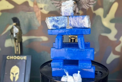 Com barras de maconha, mulher pega carona com policial e é presa -  (crédito: DivulgaÃ§Ã£o/PMMG)