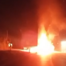 Fogo na BR-381: carreta incendeia e interdita rodovia em MG; veja o vídeo - Redes Sociais/Reprodução