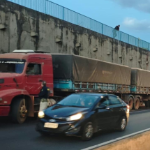 MG: motorista morre atropelado após parar carreta com defeito na BR-365   - Rede de Noticias