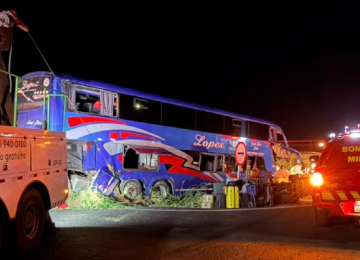 Ônibus levava 57 fiéis da Igreja Batista Bíblica em excursão religiosa quando se envolveu em um acidente com uma carreta em Uberaba -  (crédito: Divulgação/CBMMG)