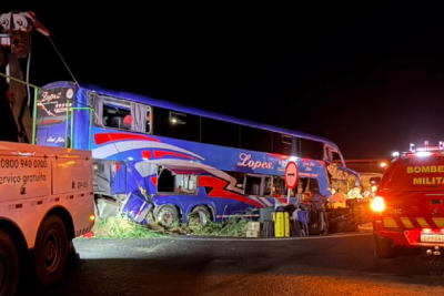Ônibus levava 57 fiéis da Igreja Batista Bíblica em excursão religiosa quando se envolveu em um acidente com uma carreta em Uberaba -  (crédito: Divulgação/CBMMG)