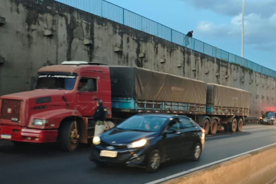 Motorista de 53 anos foi atropelado ao sair debaixo da carreta durante reparo na BR-365, em Uberl&acirc;ndia -  (crédito: Rede de Noticias)