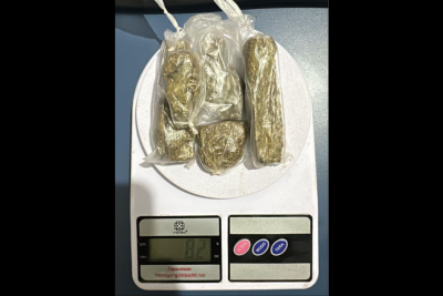 PMMG prende suspeito de comprar drogas para revender para colegas de trabalho em abatedouro de frangos no Oeste de Minas -  (crédito: Divulgação/PMMG)