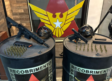 Além das drogas, foram apreendidos fuzil Colt calibre 5.56 com carregador e 30 munições, além de uma pistola Glock G17 calibre 9 mm, carregadores alongados e 33 munições -  (crédito: PMMG/Reprodução)