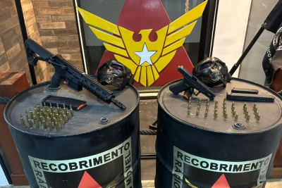 Além das drogas, foram apreendidos fuzil Colt calibre 5.56 com carregador e 30 munições, além de uma pistola Glock G17 calibre 9 mm, carregadores alongados e 33 munições -  (crédito: PMMG/Reprodução)