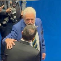 Conversa amistosa entre Flávio Bolsonaro e líder do governo Lula viraliza  - Reprodução/Redes Sociais