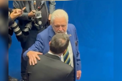 Conversa amistosa entre Flávio Bolsonaro e líder do governo Lula
 -  (crédito: Reprodução/Redes Sociais)