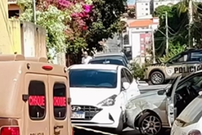 Durante o trajeto, o motorista dirigiu por vários minutos na contramão, desrespeitando normas de trânsito, até colidir com um carro de passeio -  (crédito: Redes Sociais/Reprodução)