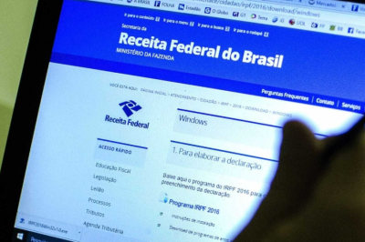 Plataforma da Receita Federal oferece o programa para declara&ccedil;&atilde;o do Imposto de Renda, onde contribuintes informam despesas dedut&iacute;veis. -  (crédito: Ag&ecirc;ncia Brasil)