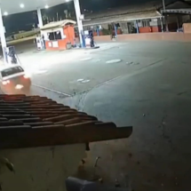 Vídeo: motorista embriagado bate em posto e ameaça PM - ReproduÃ§Ã£o/Redes sociais