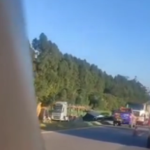 Caminhão de cal capota na BR-040 e motorista morre preso às ferragens - Redes Sociais/Reprodução
