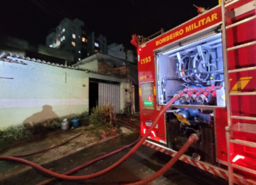 Durante a ocorrência, os militares conseguiram resgatar quatro cães e diversas aves -  (crédito: Corpo de Bombeiros/Reprodução)