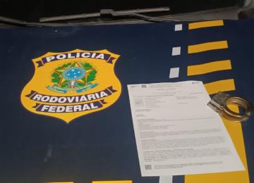 Caminhoneiro com mandado por pensão foi preso durante fiscalização na BR-251 -  (crédito: PRF/Reprodução)