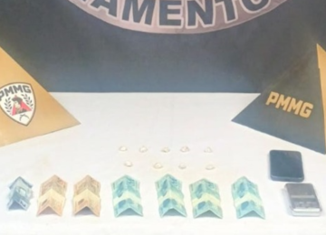 Ao todo, foram apreendidos nove pedras grandes de crack, R$ 504 em dinheiro, uma balança de precisão e um aparelho celular -  (crédito: PMMG/Reprodução)