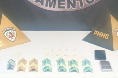 Ao todo, foram apreendidos nove pedras grandes de crack, R$ 504 em dinheiro, uma balança de precisão e um aparelho celular -  (crédito: PMMG/Reprodução)