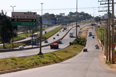Os serviços poderão ocorrer tanto na pista principal quanto nas vias marginais, conforme definição técnica da fiscalização contratual e necessidade identificada pela administração municipal -  (crédito: Rogério França/SMOBI)