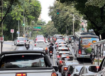 Trânsito na Rua da Bahia. O acidente provocou grande congestionamento na região central da capital mineira -  (crédito: Edésio Ferreira/EM/D.A.Press)