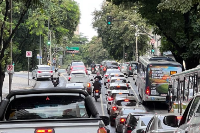 Trânsito na Rua da Bahia. O acidente provocou grande congestionamento na região central da capital mineira -  (crédito: Edésio Ferreira/EM/D.A.Press)