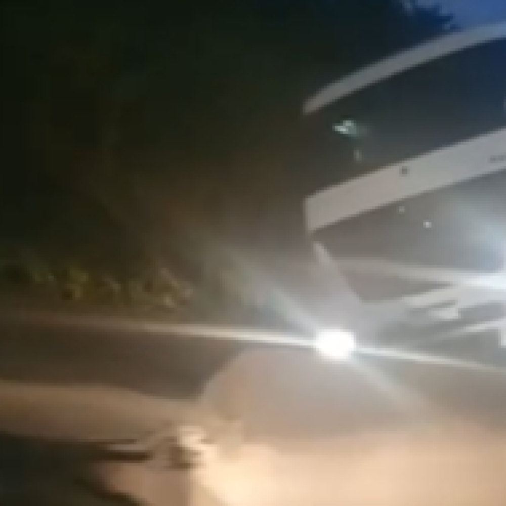 Carreta sobe em mureta na entrada do Anel Rodoviário em BH