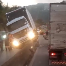 Vídeo: carreta sobe em mureta e interdita entrada do Anel Rodoviário em BH - Redes Sociais/Reprodução