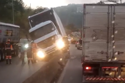 Aplicativos de navegação já registram congestionamento no trecho, com reflexos até a região do posto Beija-Flor. -  (crédito: Redes Sociais/Reprodução)