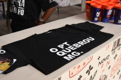 Venda de camisetas no Encontro regional do Novo, em Nova Lima, Região Metropolitana de Belo Horizonte (RMBH)
 -  (crédito: Gladyston Rodrigues/EM/D.A Press)
