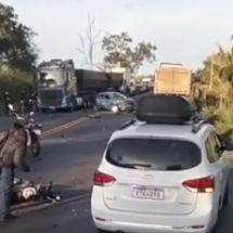 Batida entre moto, carro e caminhão deixa vítima em estado grave na BR-381 - Redes Sociais/Reprodução