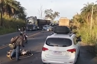 Imagens que circulam nas redes sociais mostram a motocicleta caída na pista e um automóvel com a dianteira destruída do outro lado da via -  (crédito: Redes Sociais/Reprodução)
