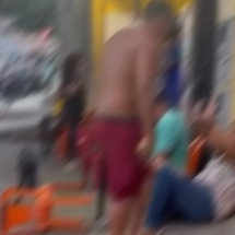 Mulher é chicoteada em frente a bar da Grande BH. Veja vídeo - Redes Sociais/Reprodução