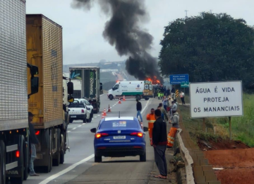 Não há informações sobre feridos ou sobre as causas do incêndio -  (crédito: Redes Sociais/Reprodução)