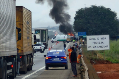 Não há informações sobre feridos ou sobre as causas do incêndio -  (crédito: Redes Sociais/Reprodução)
