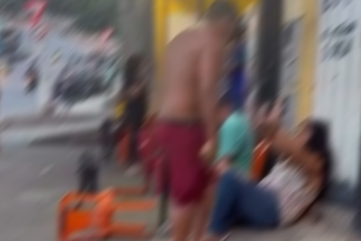 Nas imagens, a mulher chega a cair no chão durante as agressões, enquanto pessoas próximas apenas observam a situação -  (crédito: Redes Sociais/Reprodução)