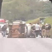 Carro capota e interdita duas faixas do Anel Rodoviário em BH - Redes Sociais/Reprodução