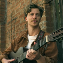 Cantor da banda Scalene cai em show e leva oito pontos na cabeça - Redes sociais/Reprodução
