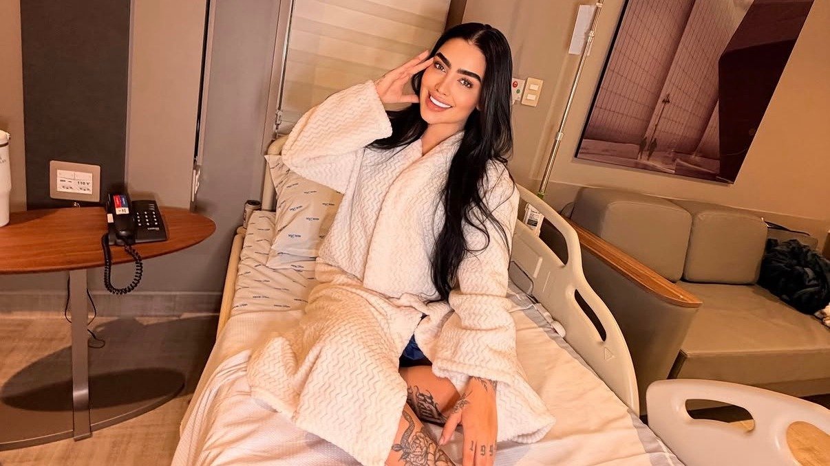 MC Mirella em leito de hospital ap&oacute;s passar por cirurgias pl&aacute;sticas para recupera&ccedil;&atilde;o do contorno corporal p&oacute;s-gesta&ccedil;&atilde;o. -  (crédito: Redes sociais)
