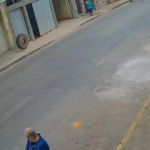 Roda de caminhão se solta e 'atropela' idoso de 77 anos em MG; vídeo - Reprodução/Redes Sociais 