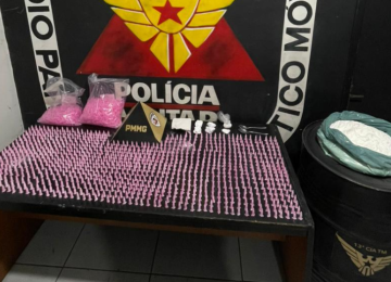 Os policiais apreenderam 12 quilos de cocaína em pó, 1.007 pinos da droga já preparados para comercialização, meia barra de cocaína e seis porções da substância em pedra -  (crédito: PMMG/Reprodução)