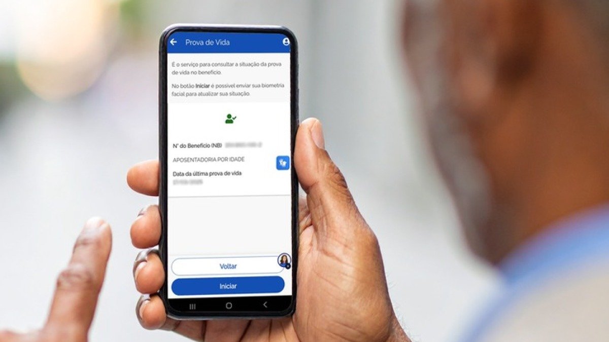 Benefici&aacute;rio do INSS utiliza aplicativo para realizar a prova de vida por biometria facial, conforme orienta&ccedil;&otilde;es para atualiza&ccedil;&atilde;o cadastral. -  (crédito: Portal gov.br/ Divulga&ccedil;&atilde;o oficial)