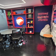 Wizard by Pearson inaugura espaços no Grupo Podpah - DINO