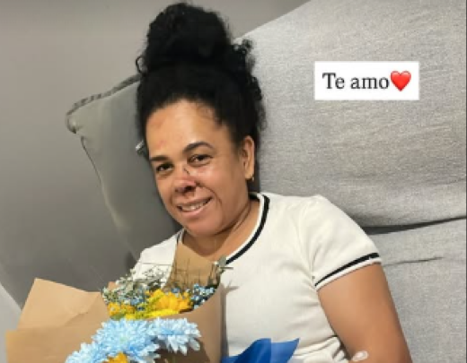 O momento da alta hospitalar foi compartilhado nas redes sociais pela filha da vítima, Thaine Eloisa - (crédito: Redes Sociais/Reprodução) O momento da alta hospitalar foi compartilhado nas redes sociais pela filha da vítima, Thaine Eloisa - (crédito: Redes Sociais/Reprodução)